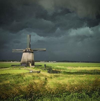 Dreigende lucht boven polderlandschap
